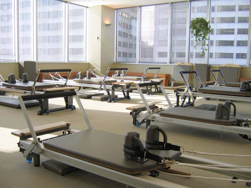 Machines de Pilates reformer dans un studio lumineux